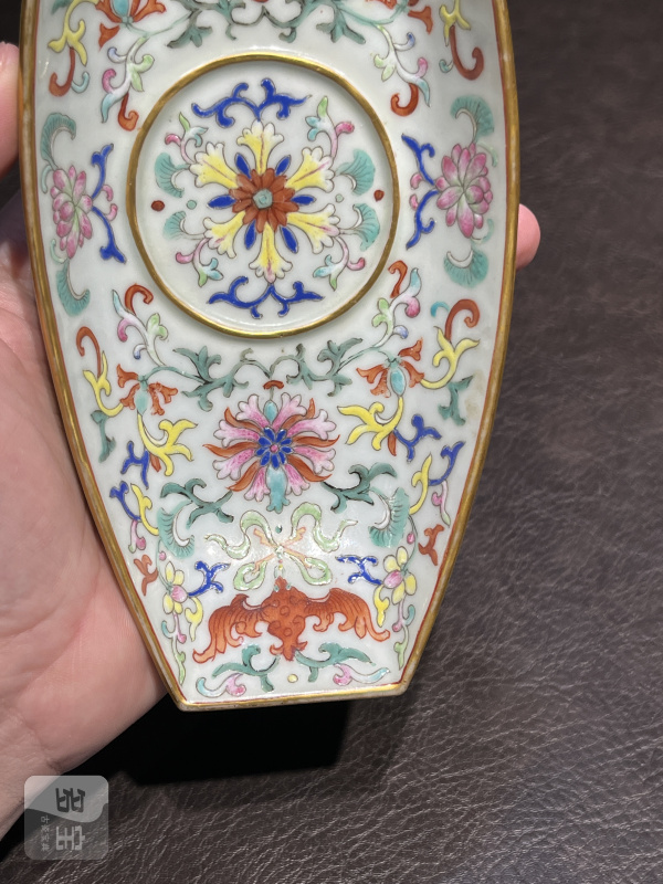 清嘉庆 外松石绿皮球花内洋彩西番莲纹茶船 - 图12